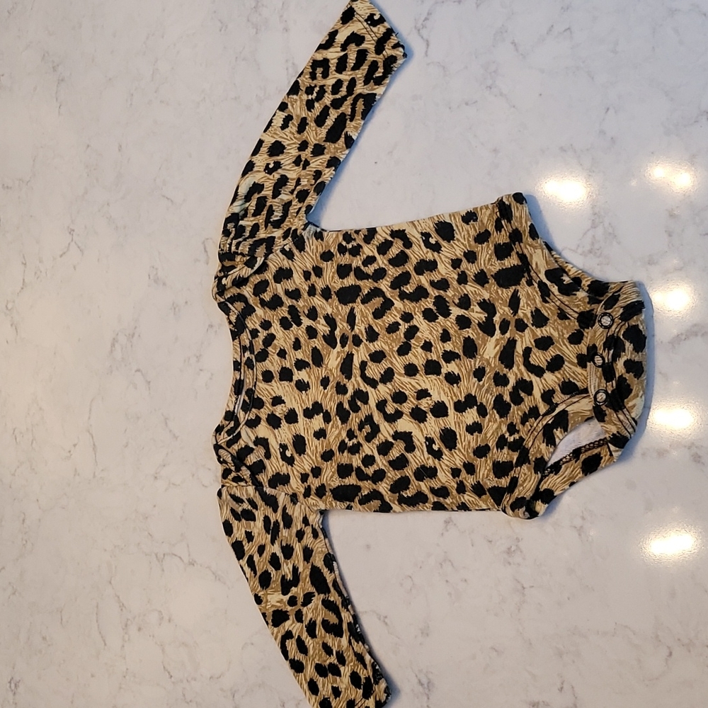 BABY STARTERS LEOPARD PRINT LONG SLEEVE TEE WITH GOOD STRETCH. SIZE 3M